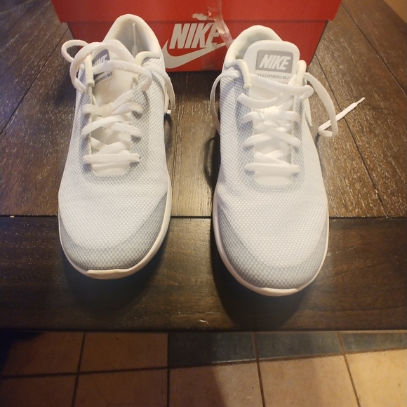 White and Grey Nike sneakers size 8.5 - Picture 4 of 5